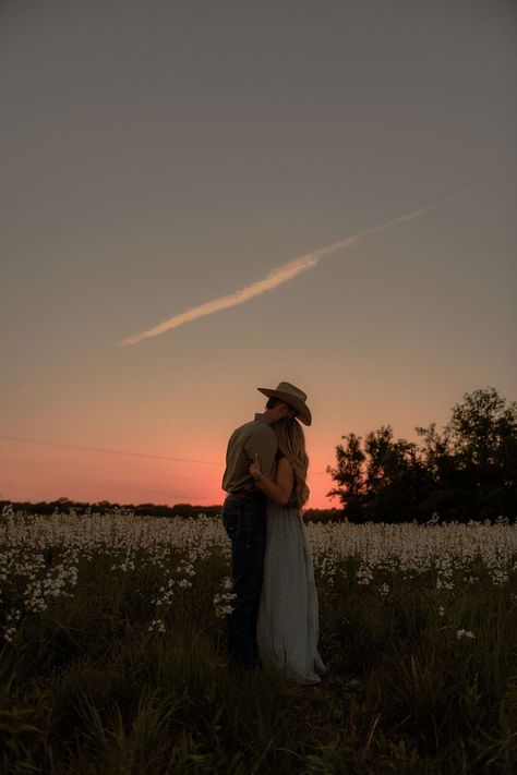 Country Couple Pictures, Country Relationship Goals, Country Relationships, Cute Country Couples, Western Engagement, Cute Engagement Photos, Country Couples, Engagement Pictures Poses, Couple Picture Poses