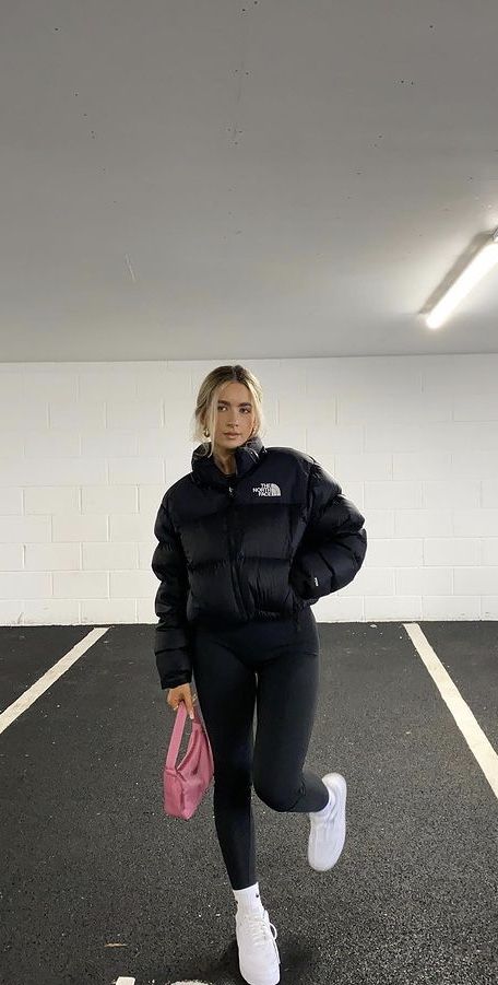 North Face Jacket Outfit, Doudoune The North Face, Puffer Jacket Outfit, Looks Jeans, Skandinavian Fashion, Cold Outfits, Looks Party, Neue Outfits, Jacket Outfit