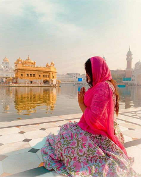 Golden Temple Couple Photography, Amritsar Pic Ideas, Golden Temple Photo Pose, Golden Temple Poses, Amritsar Photoshoot, Golden Temple Photo Ideas, Golden Temple Photography Beautiful, Golden Temple Amritsar Poses, Golden Temple Outfit Ideas