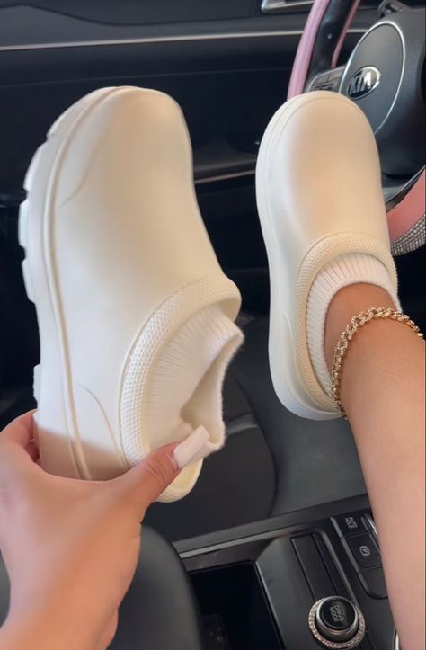 Ugg Nurse Shoes, Nurse Shoes Aesthetic, Nursing Shoes For Women, Essential Shoes For Women, Shoes Aesthetic Heels, Footwear For Girls, Elegant Shoes Heels, Pretty Sandals, Dr Shoes