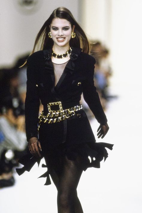 Chanel Herbst/Winter 1991-1992 Ready-to-Wear - Kollektion | Vogue Germany Chanel Fall 1991, Vintage Chanel Runway, Chanel 90s, 1990 Style, 90s Chanel, Chanel Runway, 90s Runway Fashion, Runway Fashion Couture, 80s And 90s Fashion