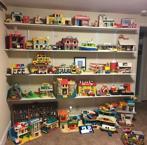 Fischer Price Toys Vintage, Fisher Price Toys Vintage, Little People Storage Ideas Fisher Price, Vintage Toy Display, Nostalgia Toys, Price Display, 80’s Toys, Vintage Fisher Price Toys, Vintage Christmas Toys