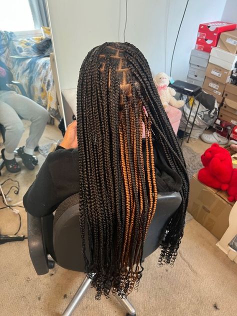 Small Knotless Box Braids Long Peek A Boo, Knotless Braids With Brown Peekaboo, Peakaboo Knotless Box Braids, Black And 30 Knotless Braids, Medium Knotless Braids Curls At The End, Peek A Boo Box Braids Medium, Knotless Braids With Curly Ends And Color, Pikaboo Braids With Curls, Trible Braids Peekaboo