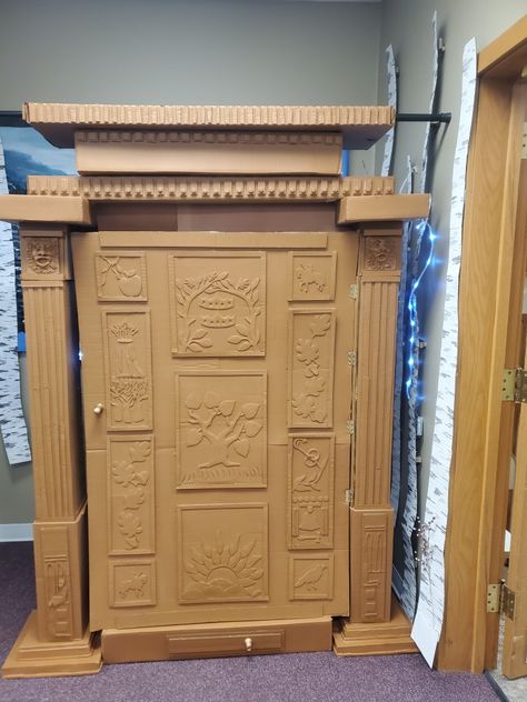 Narnia Wardrobe Door, Narnia Props, Narnia Diy, Narnia Door, Narnia Wardrobe, Book Day Ideas, Cardboard Props, World Book Day Ideas, Christmas Table Ideas