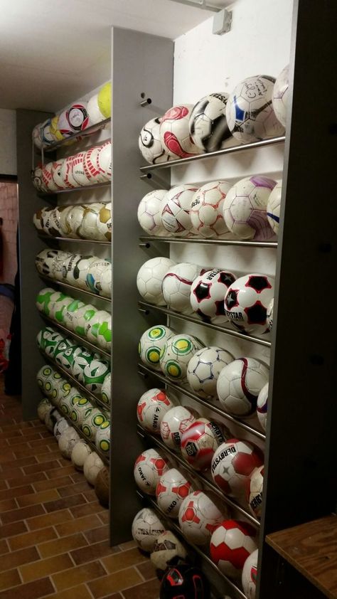 Soccer Ball Storage Ideas, Football Storage Ideas, Pe Storage Ideas, Ball Display Ideas, Ball Storage Ideas, Soccer Ball Display, Football Stand, Toy Collection Display, Sports Equipment Storage