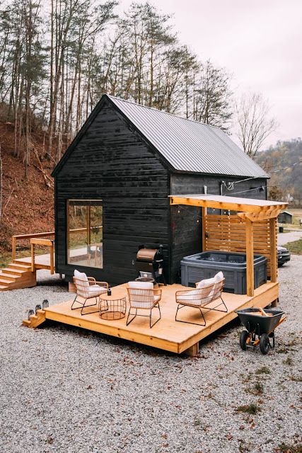 Mini Chalet, Tiny House Towns, Diy Nature, Contemporary Cabin, Eastern Kentucky, Cabin Tiny House, Tiny House Inspiration, Casa Container, Cabin Camping