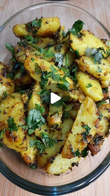 Potato Simple Recipes, Aaloo Recipe Easy, Aloo Palak Recipe Indian, Easy Indian Vegetable Recipes, Simple Indian Food Recipes, Aloo Fry Recipes, Jeera Aloo Recipe, Healthy Tiffin Recipe Indian, Aloo Snacks Recipes