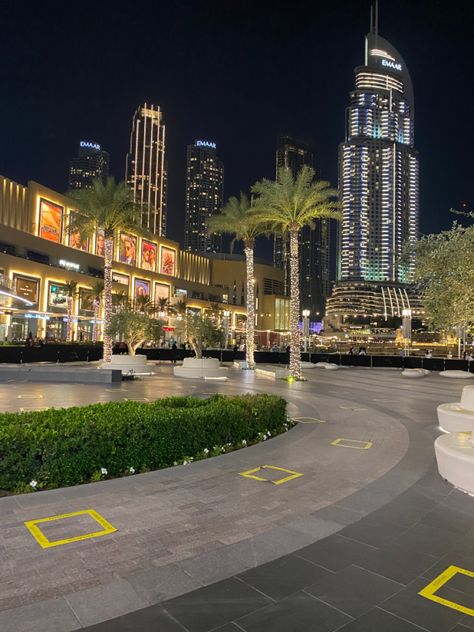 Dubia Pictures Night, Dubai Night Aesthetic, Dubai Mall Aesthetic, Dubai Background, Dubai City Night, Dubai Marina Night, Dubai Lights, Mall At Night, Dubai Aesthetic Night