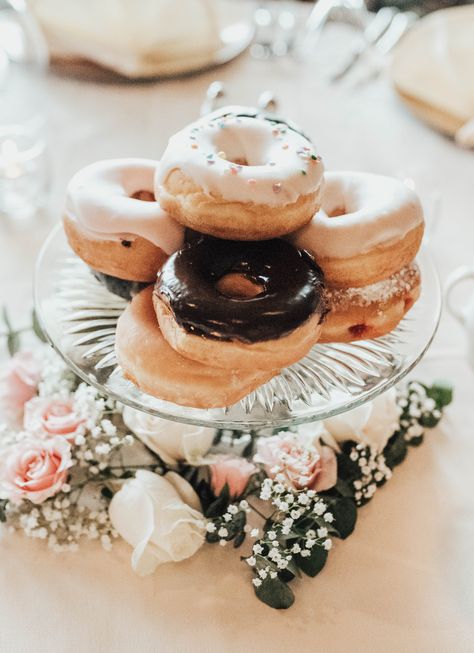 Donut Centerpiece Ideas Wedding, Donuts On Cake Stand, Donuts Centerpieces, Doughnut Centerpiece Ideas, Dessert Centerpieces Wedding, Cupcake Centerpieces Wedding, Edible Centerpieces Wedding, Donut Centerpiece Ideas, Donut Centerpieces