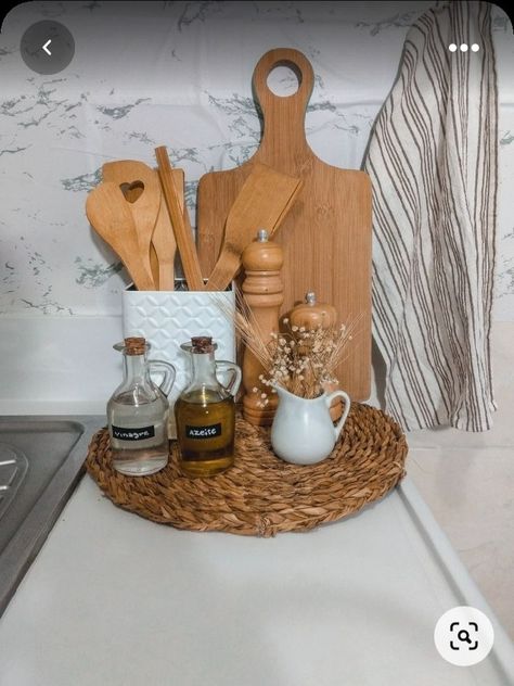 Kitchen Decor Collections, Koti Diy, Kitchen Countertop Decor, Kitchen Decor Inspiration, Countertop Decor, Kitchen Organisation, Kitchen Counter Decor, Counter Decor, Kitchen Trends