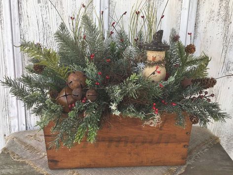 Christmas Boxes Decoration, Winter Floral Arrangements, Holiday Table Decor, Winter Centerpieces, Christmas Flower Arrangements, Christmas Floral Arrangements, Christmas Centerpieces Diy, Winter Floral, Holiday Table Decorations