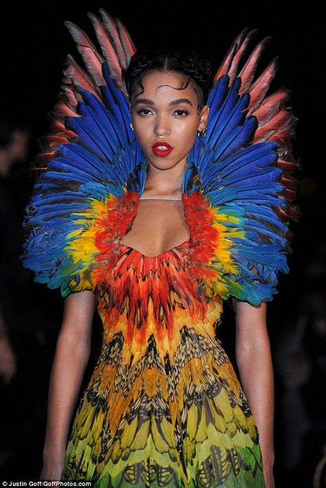 FKA twigs wears famous Alexander McQueen Birds Of Paradise gown #dailymail Feather Textiles, Beauty Exhibition, Alexander Mcqueen Savage Beauty, Goth Prom, Bird Fashion, Bird Print Dress, Paradise Dress, Fka Twigs, Savage Beauty