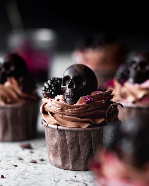 Chocolate Cupcakes Halloween, Blackberry Chocolate, Skull Cupcakes, Spooky Halloween Desserts, Dark Chocolate Cupcakes, Vegan Buttercream, Vegan Halloween, Cupcake Recipes Chocolate, Vegan Cupcakes