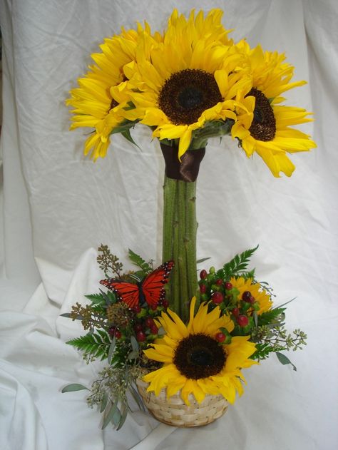 Flower Arrangement Centerpieces, Sunflower Wedding Centerpieces, Daisy Flower Arrangements, Sweet 16 Centerpieces, Sunflower Centerpieces, Sunflower Party, Sunflower Arrangements, Fancy Flowers, Oct 11