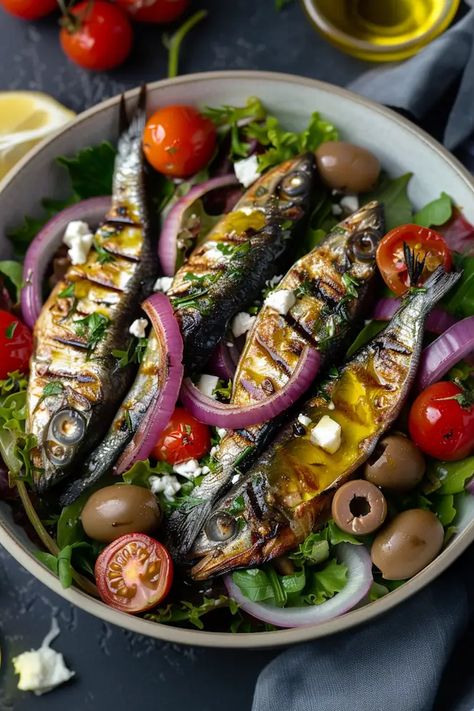 A refreshing and healthy salad with grilled sardines and Mediterranean flavors. Grilled Fish Salad, Portuguese Sardines Recipes, Fresh Sardines Recipes, Sardines Salad, Salad With Sardines, Sardines Recipes, Blueberry Pancakes Easy, Sardine Salad, Fish Diet