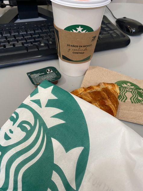 Desayuno bonito… ☀️ #starbucks #happy #latte #coffeelover Cafe Starbucks, Café Starbucks, Starbucks Lovers, Coffee Lover, Snapchat, Cafe, Coffee, Tableware, Bonito