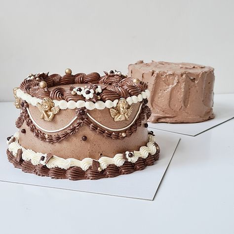 Vintage Cake Chocolate, Chocolate Vintage Cake, Brown Birthday Cake, Vintage Chocolate Cake, Swiss Meringue Buttercream Recipe, Chocolate Cake Icing, Chocolate Swiss Meringue Buttercream, Mayonnaise Cake, Double Chocolate Cake