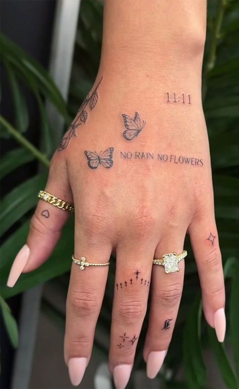 Tattoo Main, Tato Minimal, Basic Tattoos, Hand And Finger Tattoos, Cute Hand Tattoos, Pretty Hand Tattoos, Small Pretty Tattoos, Writing Tattoos, Petite Tattoos