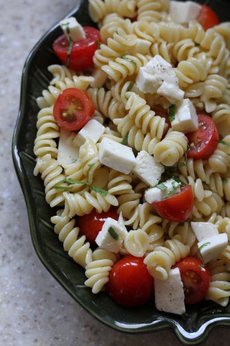 Margarita Pasta Salad: An Old Standby-Add some leftover grilled chicken and you have a great make-ahead-and-eat-on-the-deck lunch or dinner!  Sweet tea recommended... :) Margarita Pasta, Everybody Always, Tailgating Food, Veggie Pasta Salad, Pantry Recipes, Fresh Tomato Recipes, Summer Foods, Veggie Pasta, Pasta Salads