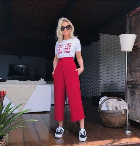 Moda: ¿Cómo combinar pantalones culotte en primavera? – Nueva Mujer Red Culottes Outfit, Outfit Pantalon Rojo, Red Pants Outfit, Culottes Outfit, Color Combos Outfit, T Shirt Outfit, Elegante Casual, Cute Comfy Outfits, Red Pants