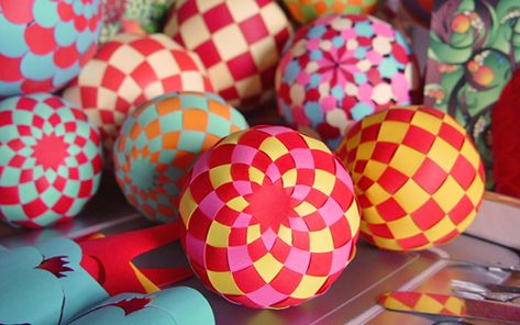 diy woven paper spheres Folding Origami, Paper Balls, Colorful Paper, Kirigami, Crafty Craft, Woven Paper, Origami Paper, Diy Projects To Try, Paper Projects