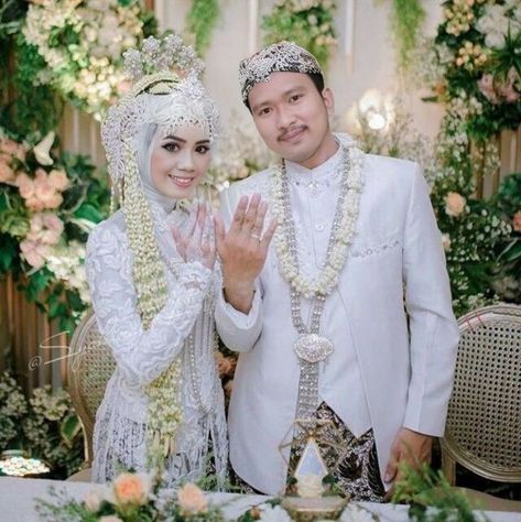 Wedding Planner Outfit, Pose Pengantin, Wedding Hijab Styles, Indonesian Wedding, Muslimah Wedding Dress, Nikah Dress, Muslimah Wedding, Foto Wedding, Simple Wedding Decorations