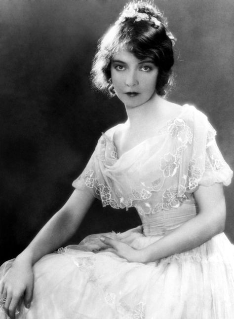 She has been called “the first lady of the silent screen,” and film director D.W. Griffith extolled her “exquisite, ethereal beauty.” She was Lillian Gish, the star of movies, television, radio, and the stage for nearly all of the 20th century. Dorothy Gish, Lillian Gish, Louise Brooks, Silent Film Stars, Classic Actresses, Actrices Hollywood, Silent Movie, Pictures Of The Week, Roaring Twenties