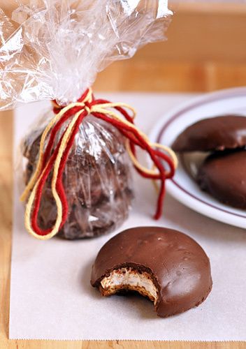 homemade mallomars.  My inner Gilmore Girl is squeeling. How To Make Bbq, Vanilla Marshmallows, Martha Stewart Recipes, Cooking Lessons, How To Make Homemade, Holiday Baking, Graham Crackers, Caramel Apples, Chocolate Cookie