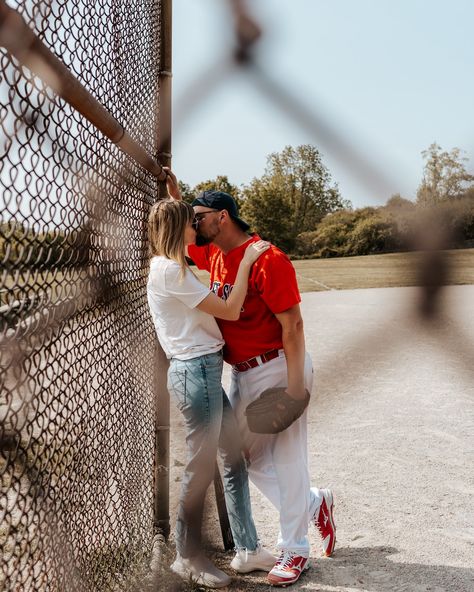 This is your reminder that photo sessions don’t always need to be in gardens or on beaches! (Although we still love a gorgeous nature shot) Your sessions and location should reflect you as a couple and can be as unique as you like. The opportunities are truly endless 😅 ID: A couple sitting against a fence in a baseball diamond. #KatieNelsonPhotography #PhotoShootLocation #UniquePhotoshootLocations #BaseballTheme #CouplesPhotography #CouplesPhotoInspo #LondonOntario #LondonON #LondonOntario... Baseball Couple Photoshoot, Baseball Field Family Photoshoot, Baseball Family Photoshoot, Family Baseball Photoshoot, Baseball Family Pictures, Baseball Pregnancy Announcement, Baseball Engagement Photos, Baseball Engagement, Couples Sports