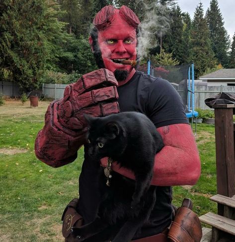 Hellboy cosplay Hellboy Costume, Hellboy Cosplay, Top Halloween Costumes, Fairy Halloween Costumes, Cute Halloween Costumes, Jokes For Kids, Halloween 2017, Weird Pictures, Cool Halloween Costumes