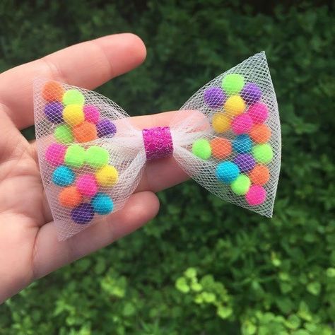 Pom Pom Bow, Pig Tail Bows, Rainbow Pom Pom, Tulle Hair Bows, Girls Hair Bows Diy, Headband Diy, Hair Bow Tutorial, Hair Clips Diy, Glitter Hair Bows