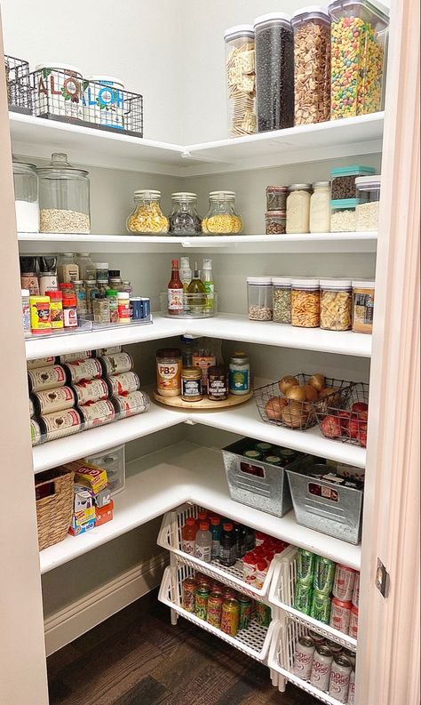 Pantry Organization Ideas Shelves, Organiser Cucina, Pantry Layout, Open Pantry, Ikea Desk Hack, Pantry Inspiration, Pantry Room, Organized Pantry, Pantry Organisation