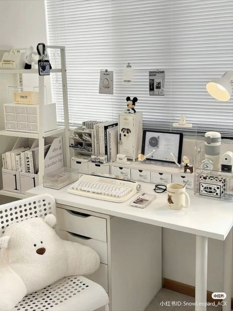 cute room inspiration inspo aesthetic bedroom ideas y2k trend minimalistic clean korean japanese desk tidy organizer style vibe aesthetic desk studying coquette cute beautiful white beige Korean Study Desk Aesthetic, Aesthetic White Desk, Aesthetic Table Setup, White Desk Aesthetic, Cute Aesthetic Room, Aesthetic Desk Setup, Bedroom Ideas For Small Rooms Cozy, Bureau Decor, Desk Aesthetic