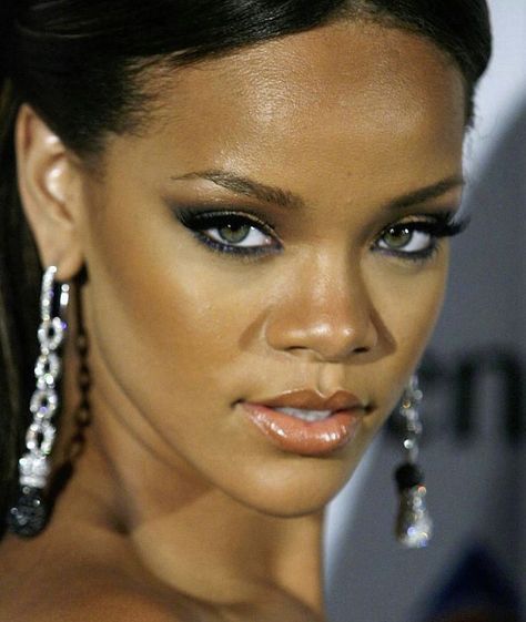 Rihanna With Glasses, Rihanna Lips, Rihanna Eyes, Rhianna Makeup, 2000s Rihanna, Rihanna Face, Rihanna Makeup, Rihanna Street Style, Glossy Lips Makeup