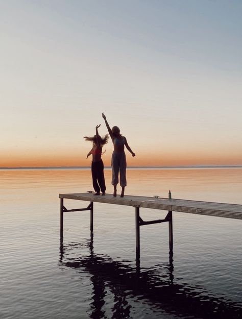 On The Dock Pictures, Sitting On Dock Aesthetic, Jumping Off Dock Aesthetic, Dock Sunset Pictures, Dock Picture Ideas, Dock Photoshoot Ideas, Dock Aestethic, Dock Photo Ideas, Lake Pictures With Friends Dock