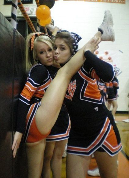 cheer kiss Cheerleading Pics, Nba Cheerleaders, Cheerleading Photos, College Cheerleading, Sixpack Workout, Cheer Poses, Cheerleading Pictures, Cute Cheerleaders, Cheerleader Girl