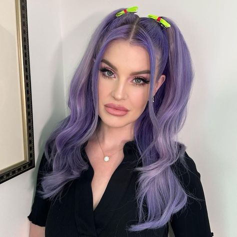 Like many moms, seasoned and new, Kelly Osbourne finds parenthood as daunting as it is rewarding. The TV personality, whose famous family will soon return for season two of The Osbournes podcast... Kelly Osbourne Hair, Sharon Osbourne, Kelly Osbourne, Motherhood Journey, First Mothers Day, Ozzy Osbourne, Purple Hair, New Moms, Wig Hairstyles