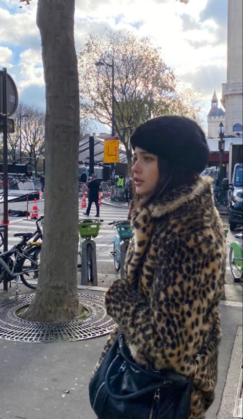 Bun Claw Clip, Slick Bun, Cheetah Print Outfits, Leopard Fur Coat, Fur Outfit, Fur Coat Outfit, Fashion Catwalk, Knit Summer, Models Off Duty Style