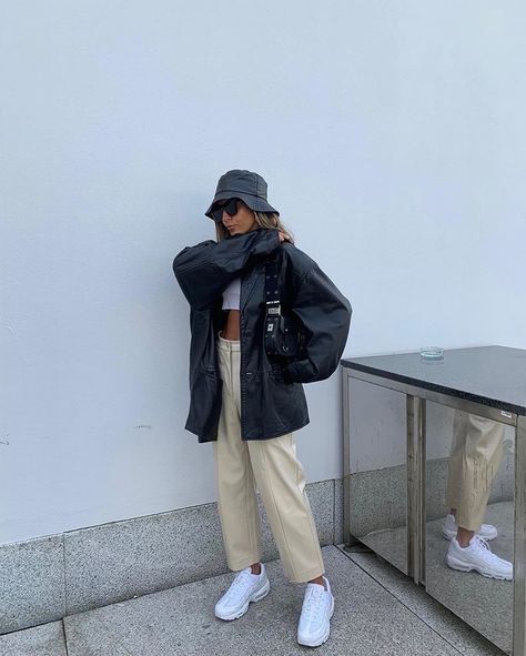 Bucket Hat Outfit, Goth Outfit, Hat Outfit, Outfit Jeans, Mode Inspo, Jeans Rock, Fashion Streetwear, Mode Vintage, Gothic Lolita