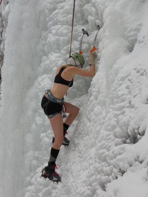 Tough Woman right there! Climbing Girl, Trad Climbing, Dangerous Sports, Alpine Climbing, Adventurous People, Ultra Running, Climbing Gear, Rock Climbers, Ice Climbing