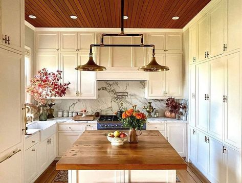 Amazon Kitchen Decor, Cabinet Island, Kitchen Post, Coffee Decor Kitchen, Nancy Meyers, Charming Kitchen, Island Countertops, Pantry Design, White Cabinets