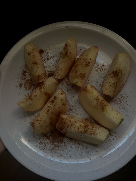 Clean Girl Snacks, Tiny Meals, Apple With Cinnamon, Apples With Cinnamon, Low Calorie Snack, Low Cal Snacks, Baked Cinnamon Apples, Study Snacks, Apples And Cinnamon