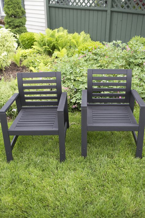 How to Paint Patio Furniture Like a Pro Refinished Patio Furniture, Painting Outdoor Wood Furniture, Ikea Patio Furniture, Paint Patio Furniture, Painting Patio Furniture, Paint Patio, Painted Outdoor Furniture, Patio Furniture Layout, Room For Tuesday