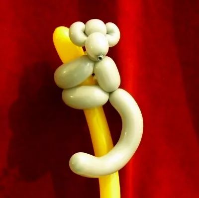 How to Make a Monkey Balloon Animal Monkey Balloon Animal, Easy Balloon Animals, Balloon Crown, Balloon Hat, Monkey Animal, Twisting Balloons, How To Make Balloon, 50 Balloons, Balloon Modelling