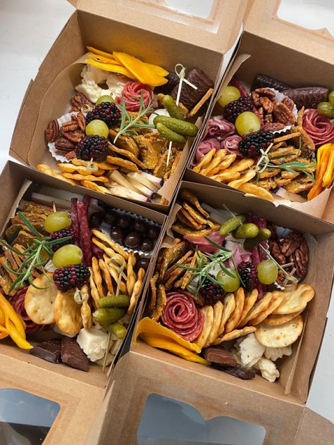 Snack Boxes For Adults Party, Individual Picnic Box Ideas, Grazing Lunch Box Ideas, Individual Picnic Boxes, Picnic Boxes Ideas, Charcuterie Boxes To Go Individual, Individual Charcuterie Box Ideas, Box Salado, Individual Grazing Boxes