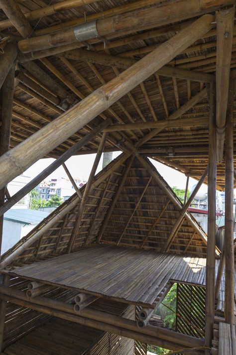 The upper floor is a multifunction area (Photo: Doan Thanh Ha) Bamboo Ideas, Bamboo Building, Bamboo Floor, Bamboo House Design, Weather Storm, Bamboo Structure, Bamboo Architecture, Bamboo Construction, Bamboo House