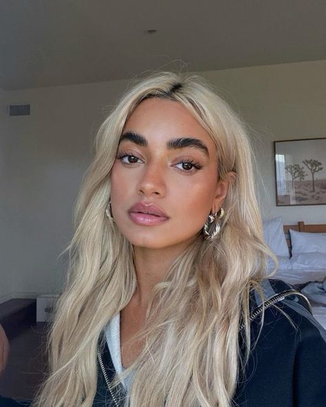 Blonde Hair Inspo Summer, Beach Hair Styles, Olive Skin Blonde Hair, Blonde Hair Dark Eyes, Hair Inspo Summer, Blonde Hair Dark Eyebrows, Brown Skin Blonde Hair, Blonde Asian Hair, Wavy Hair Styles