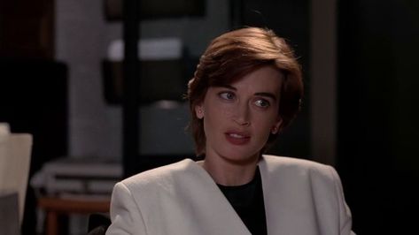 Fire (14)_Phoebe Green (Amanda Pays) an investigator from London's Metropolitan Police Amanda Pays, Chris Carter, Metropolitan Police, Fbi Special Agent, Fox Mulder, Dana Scully, David Duchovny, Gillian Anderson, X Files