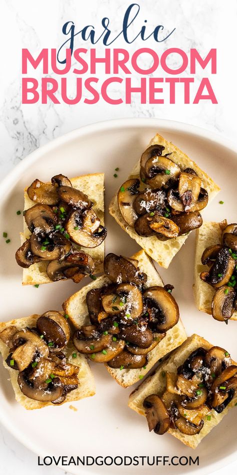 Toasted bread slices topped with perfectly browned mushroom with garlic and thyme. Mushroom bruschetta is an easy and delicious appetizer or snack. Mushroom Bruschetta Recipe, Bruchetta Appetizers, Mushroom Bruschetta, Vegetarian Meals Easy, Mushroom Appetizer Recipes, Caramelized Mushrooms, Easy Appetizers Recipes, Mini Toast, Mushroom Appetizers