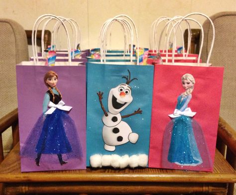 Disney Frozen goodie bags Diy Frozen Goodie Bags, Frozen Birthday Candy Bags, Frozen Birthday Party Bags, Frozen Birthday Goodie Bags Ideas, Frozen Goodie Bags, Frozen Goodie Bag Ideas, Frozen Party Bags, Frozen Birthday Decorations, Frozen Themed Birthday Cake